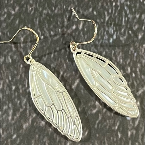 NEW Amanda Blu Genuine Mother of Pearl Wing Earrings - Picture 2 of 4
